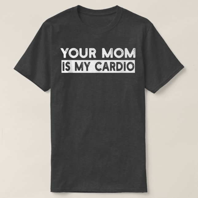 Camiseta A Tua Mãe É A Minha Academia De Cardio, Muscular,  (Frente do Design)