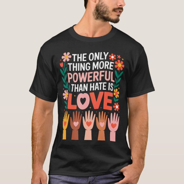 Camiseta A Única Coisa Mais Poderosa Do Que Ódio É Amor (Frente)