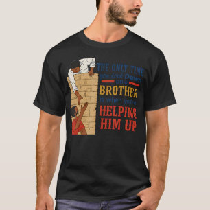 Camiseta A Única Vez Que Você Olha Para Baixo Em Um Irmão É
