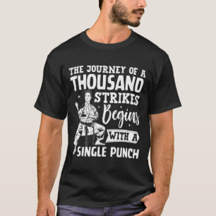 Camiseta A Viagem De Mil Golpes Começa Com Si
