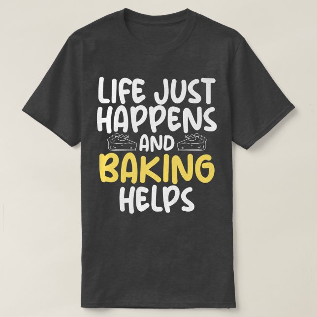 Camiseta A vida acaba de acontecer e o assar ajuda o assar  (Frente do Design)
