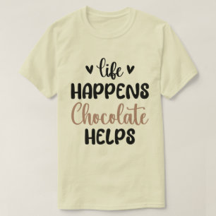 Camiseta A vida acontece chocolate ajuda a família a tomar 