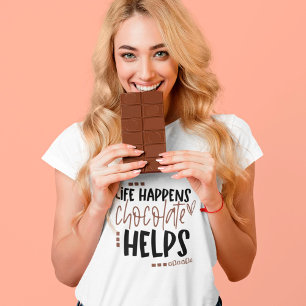 Camiseta A vida acontece com o chocolate ajuda a divertir a