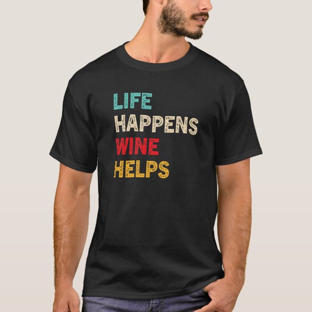 Camiseta A Vida Acontece Com O Vinho Ajuda, Bebendo Engraça (Frente)