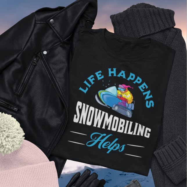 Camiseta A Vida Acontece Em Movimento À Neve Ajuda- Skidoo (Life Happens Snowmobiling Helps collection for men and women.)