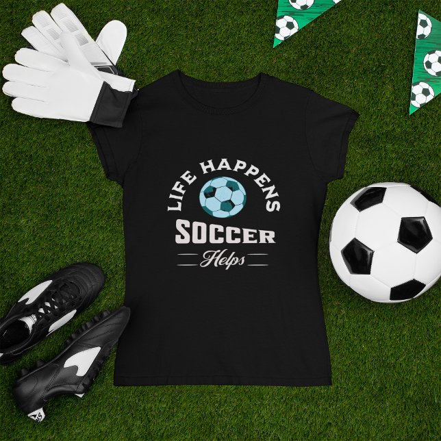 Camiseta A vida acontece, o futebol ajuda (Life Happens Soccer Helps T Shirt for soccer fans and players.)