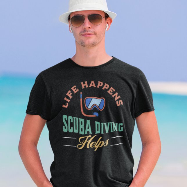 Camiseta A Vida Acontece, O Mergulho Scuba Ajuda. (Life Happens Scuba Diving Helps T Shirt)