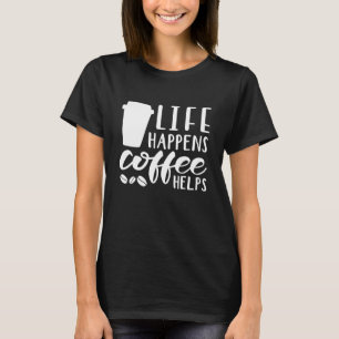 Camiseta A vida acontece porque o café ajuda