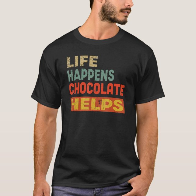 Camiseta A Vida Acontece Que O Chocolate Ajuda O Chocolate  (Frente)