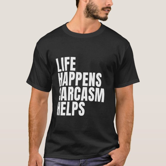 Camiseta A Vida Acontece Que O Sarcasmo Ajuda A Dizer Sarcá (Frente)