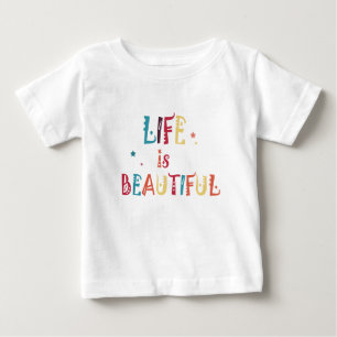Camiseta a vida colorida do texto é bela e as estrelas