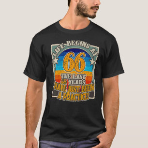 Camiseta A vida começa aos 66 anos 66 anos aniversário