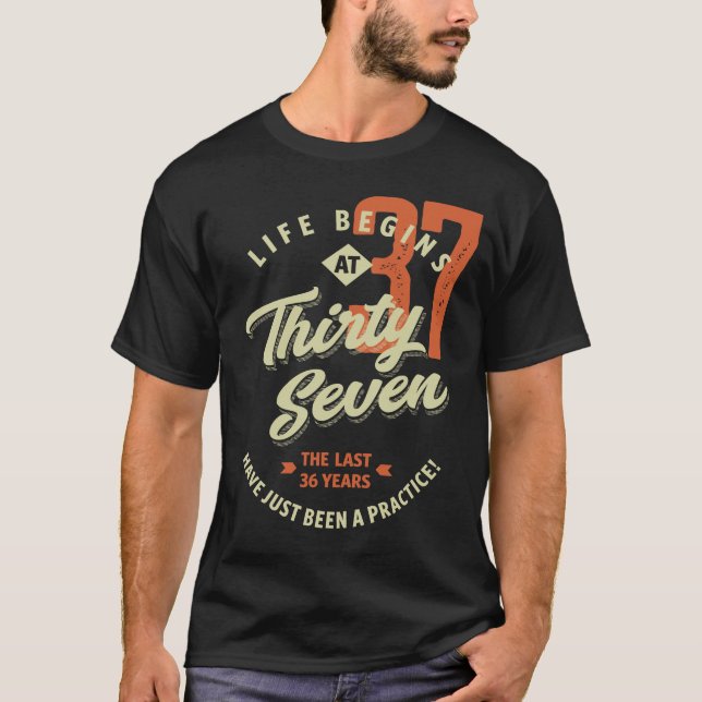 Camiseta A Vida Começa Com O Presente De Aniversário De 37  (Frente)