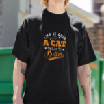Camiseta A vida é boa, um gato faz isso melhor<br><div class="desc">Branco sobre design de tipografia retrógrada preta - a vida é boa,  um gato a torna um design melhor para amantes de gatos.</div>