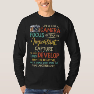 Camiseta A vida é como uma câmera focalizada no que é im