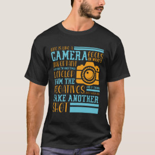 Camiseta A vida é como uma câmera focalizada no que é impor