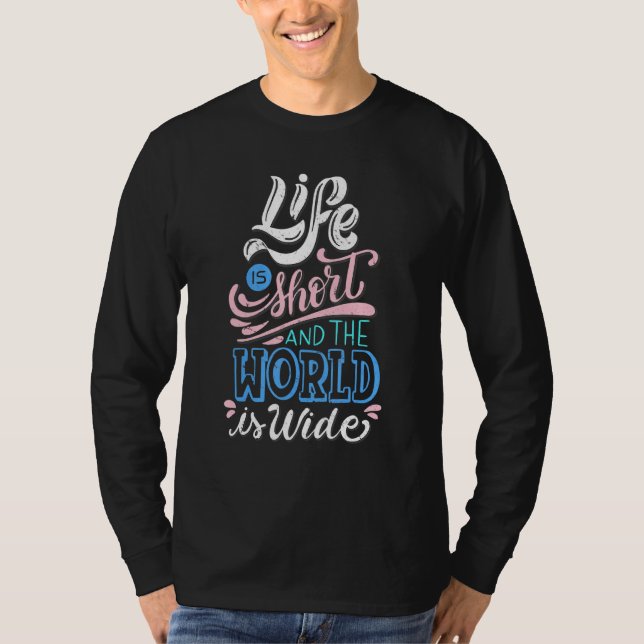 Camiseta A Vida É Curta E O Mundo Vive A Sua Vida (Frente)