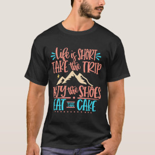 Camiseta A vida é curta, Faça a viagem, compre os sapatos,