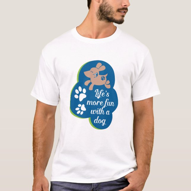 Camiseta a vida é mais divertida com um cachorro (Frente)