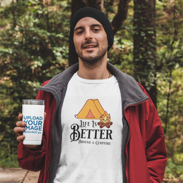 Camiseta A vida é melhor ao redor de Campfire (Criador carregado)