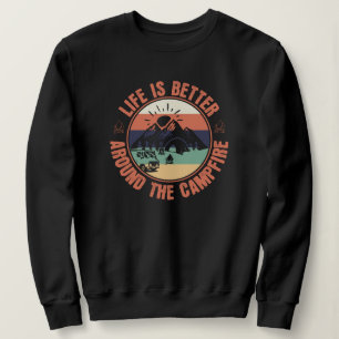 Camiseta A vida é melhor ao redor dos presentes de acampam