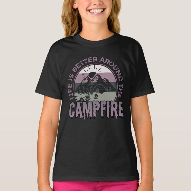 Camiseta A vida é melhor ao redor dos presentes de acampame (Frente)