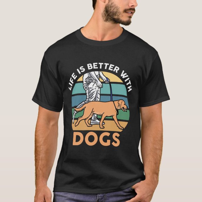 Camiseta A vida é melhor com cães (Frente)