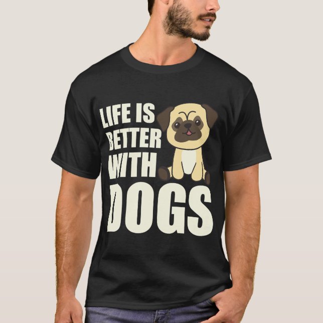 Camiseta A Vida é Melhor Com Cães Pug Doce Cachorro Marrom  (Frente)
