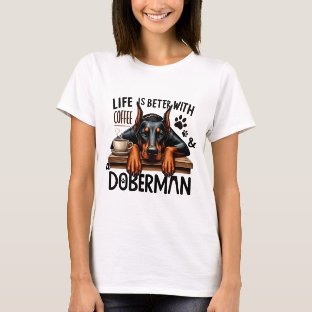Camiseta A Vida É Melhor Com Café E Doberman (Frente)