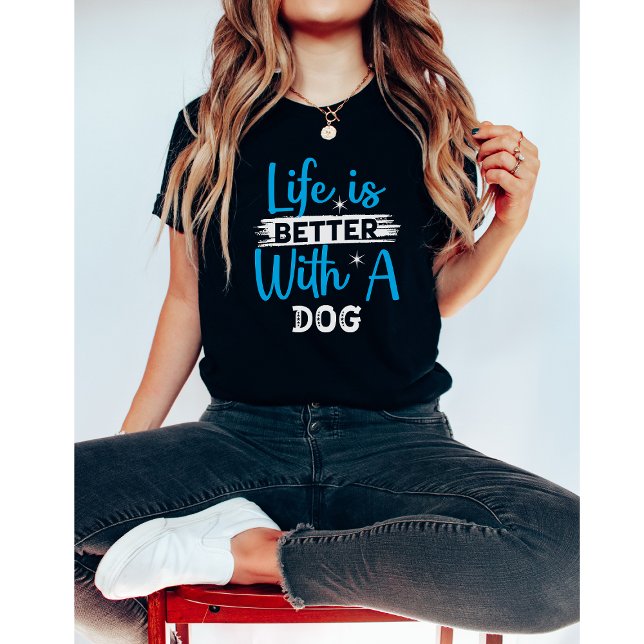 Camiseta A vida é melhor com um cão (Criador carregado)