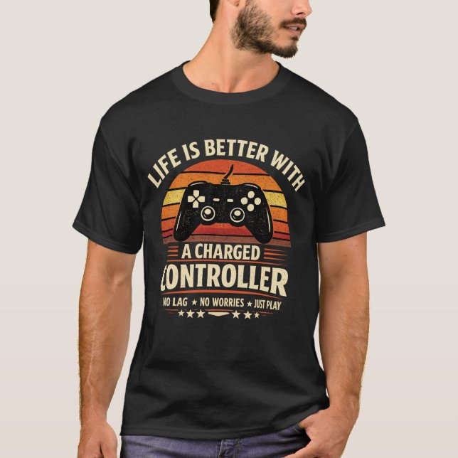 Camiseta A Vida é Melhor Com Um Controle Carregado Retro (Frente)