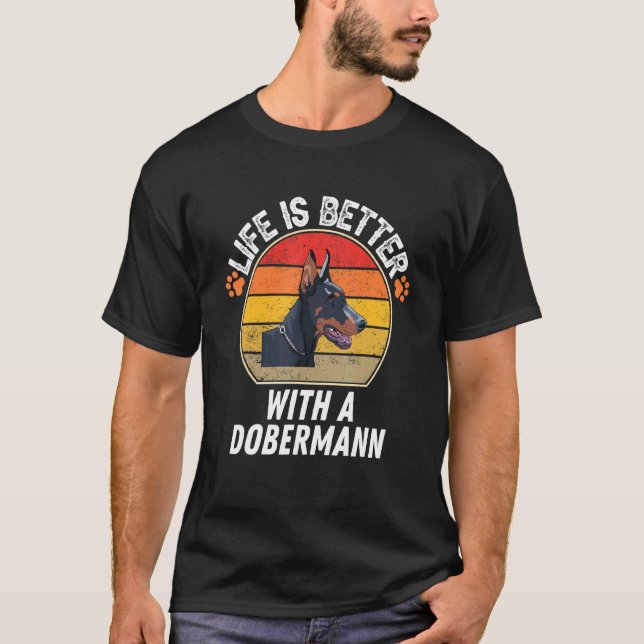 Camiseta A Vida É Melhor Com Um Dobermann  Dobermann Retro  (Frente)