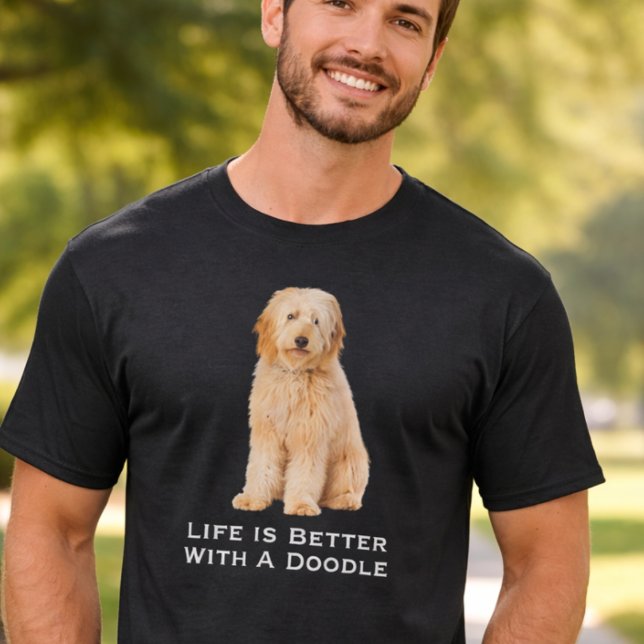 Camiseta A vida é melhor com um Doodle (Life is Better with a Doodle T-Shirt. A fun gift idea for goldendoodle lovers)