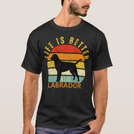 Camiseta A vida é melhor com um labrador preto, um cão ao l