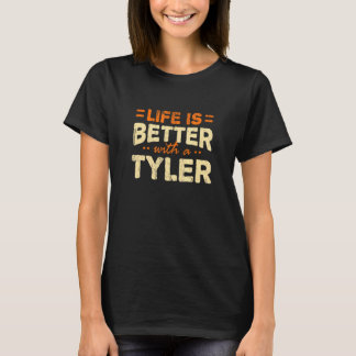 Camiseta A Vida É Melhor Com Um Nome De Tyler Personalizado