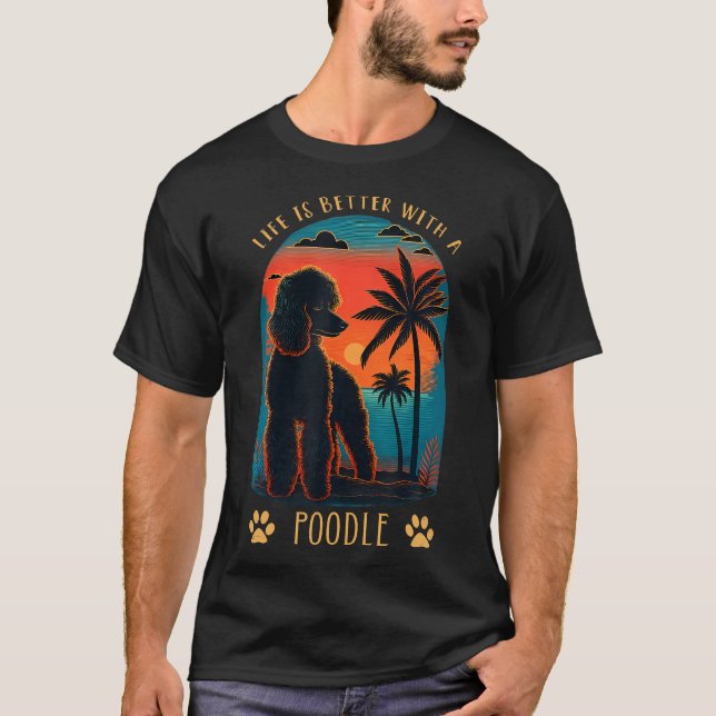 Camiseta A Vida É Melhor Com Um Poodle Sunset Beach Retro D (Frente)