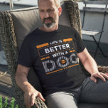 Camiseta A vida é melhor com uma cinza moderna e branca<br><div class="desc">Design de tipografia moderna branca e laranja - a vida é melhor com um cão - design fofo para amantes de cães.</div>