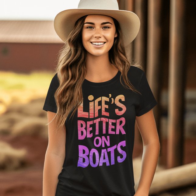 Camiseta A vida é melhor em barcos arco-íris (Criador carregado)