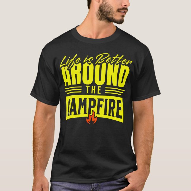 Camiseta A Vida é Melhor em Torno da Fogueira de Acampament (Frente)