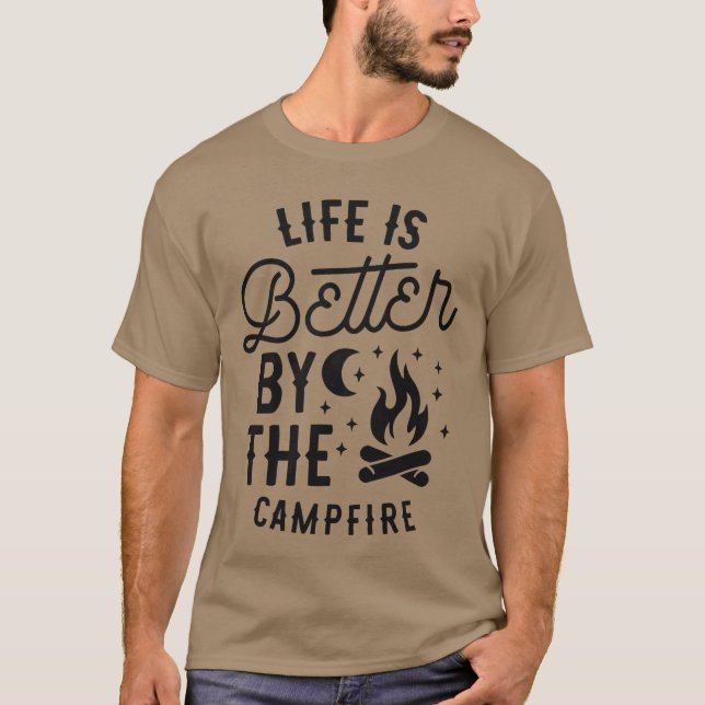 Camiseta A vida é melhor junto à fogueira de acampamento am (Frente)