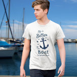 Camiseta A vida é melhor na família do barco ou no nome do<br><div class="desc">T-shirt temática na moda náutica (vários estilos, cores e tamanhos a escolher) com escrita de pincel e tipografia real a ler "A vida é melhor no barco" juntamente com o nome da sua família, o nome do barco ou outro texto desejado. Esta design apresenta uma âncora de barco clássica e...</div>