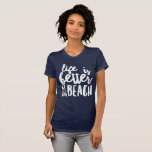 Camiseta a vida é melhor na praia<br><div class="desc">a vida é melhor nas roupas de verão na praia. Parte de uma coleção.</div>