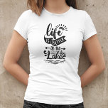 Camiseta A vida é melhor no lago<br><div class="desc">"A vida é melhor no lago" design **POR FAVOR LEIA ANTES DE ENCOMENDAR** 1. Se você fizer alterações e o design for cortado ou não parecer direito na tela, use o Serviço de Design ao vivo para ajudá-lo a corrigi-lo. 2. Seu pedido vai diretamente para as impressoras. O que você...</div>