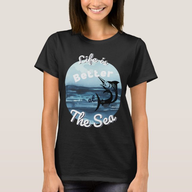 Camiseta A vida é melhor no mar. Arte divertida de pesca. (Frente)
