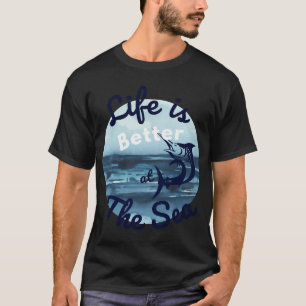 Camiseta A vida é melhor no mar. Arte divertida de pesca.