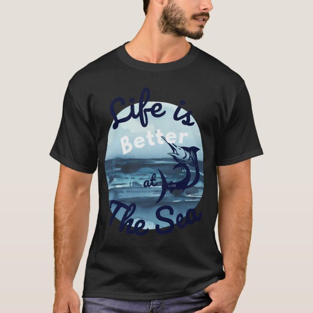 Camiseta A vida é melhor no mar. Arte divertida de pesca. (Frente)