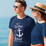 Camiseta A Vida É Melhor No Nome Da Família Náutica Do Barc<br><div class="desc">T-shirt temática na moda náutica (vários estilos, cores e tamanhos a escolher) com escrita de pincel e tipografia real a ler "A vida é melhor no barco" juntamente com o nome da sua família, o nome do barco ou outro texto desejado. Esta design apresenta uma âncora de barco clássica e...</div>