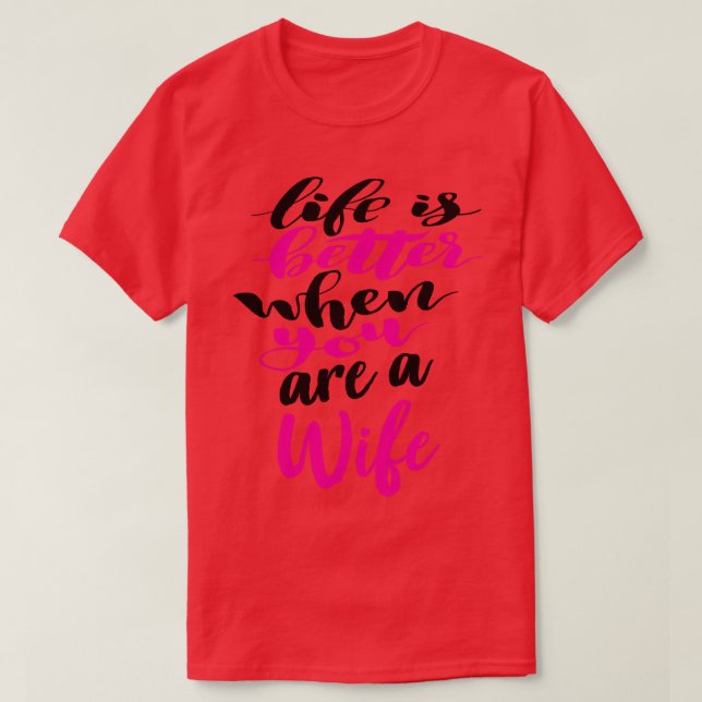Camiseta A Vida É Melhor Quando Você É Uma Esposa 5 (Frente do Design)