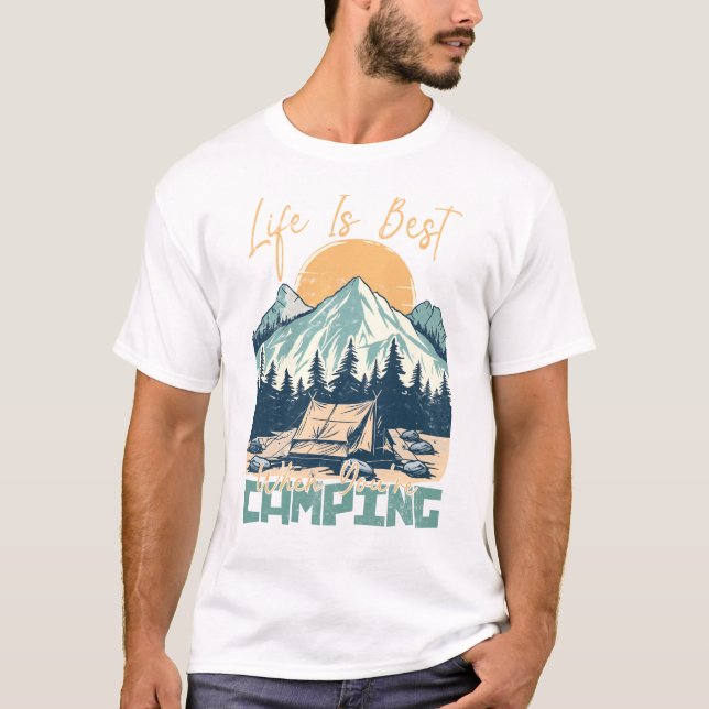 Camiseta A vida é melhor quando você está acampando. (Frente)