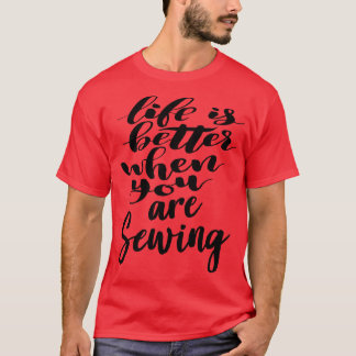 Camiseta A Vida É Melhor Quando Você Está Costurando